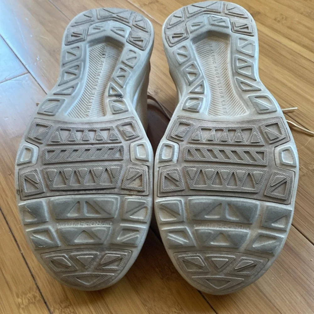 Beautiful APL ladies sneaker EUC